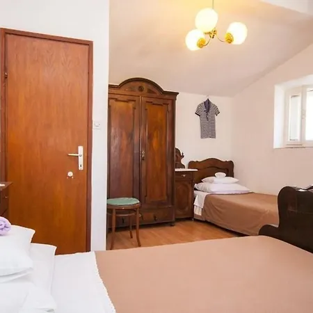 Grosse In Mit Grossem Balkon * Baska (Krk)